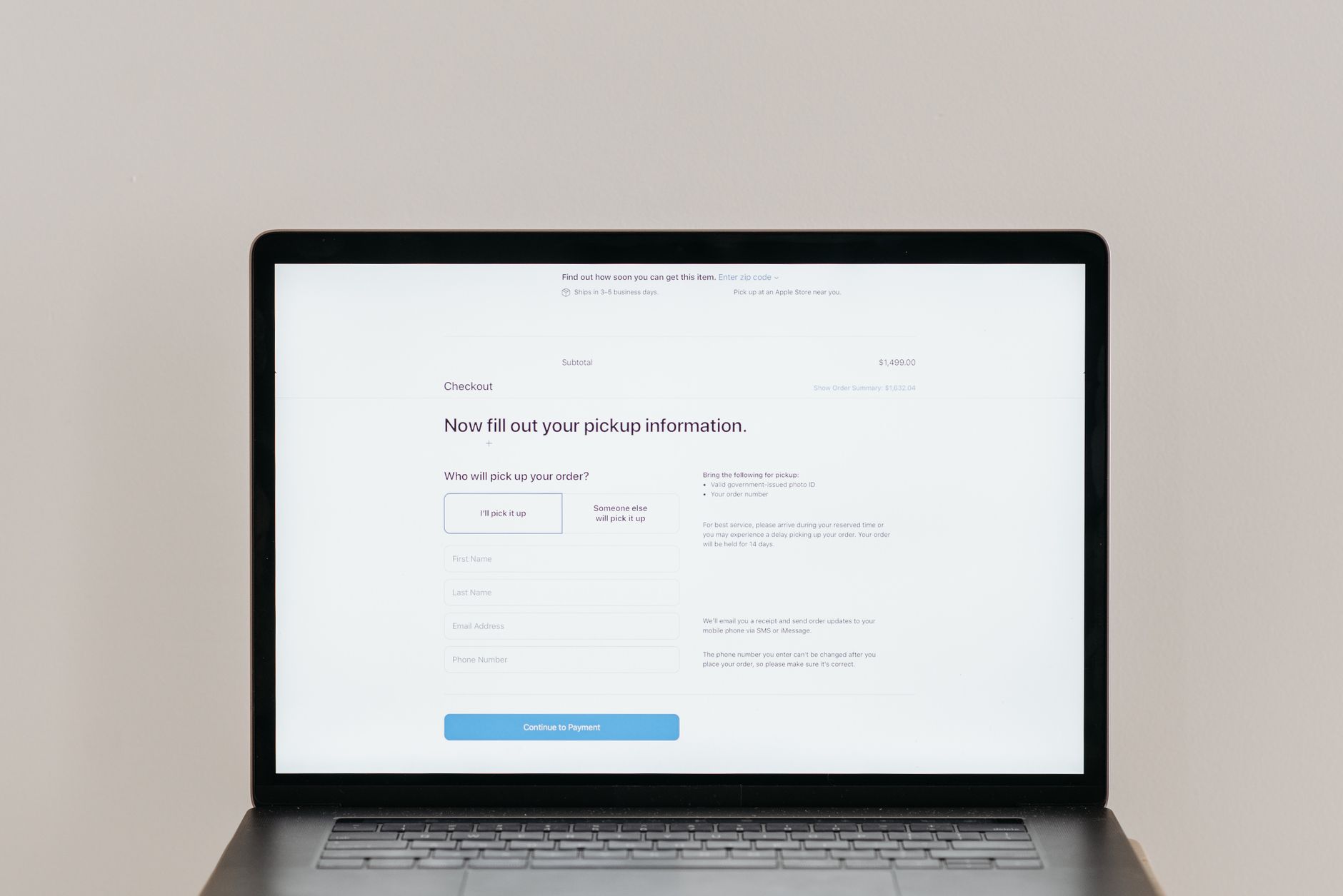 Laptop z otwartą stroną checkout zawierającą formularz do wypełnienia informacji odbioru zamówienia