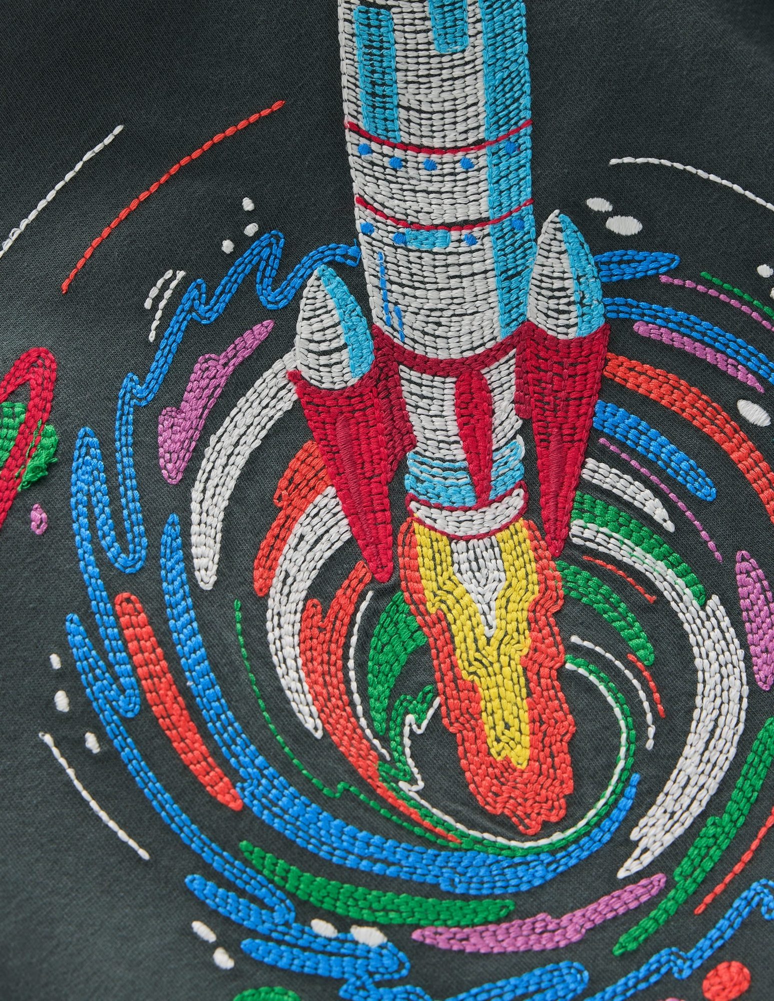 Dunkles Langarmshirt mit buntem gesticktem Raketenmotiv in Blau, Rot, Gelb, Grün und Pink